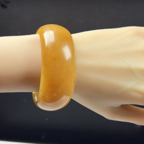 天然玉石轮胎版精品珠宝石英质玉鸡油黄手镯60圈口 玉镯送礼