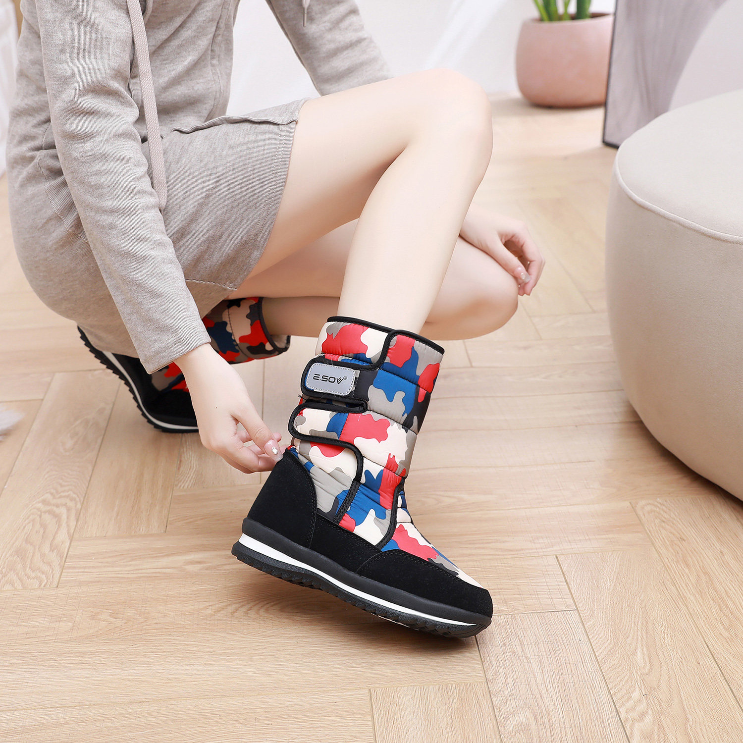 冬季加厚加绒防水防滑户外雪地靴女中筒靴防滑平底舒适保暖雪地鞋