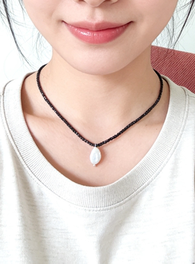 天然黑尖晶石淡水珍珠项链女小众设计个性简约百搭气质颈链锁骨链