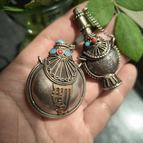 藏传鼻烟壶一对儿出藏银打造镶嵌琉璃