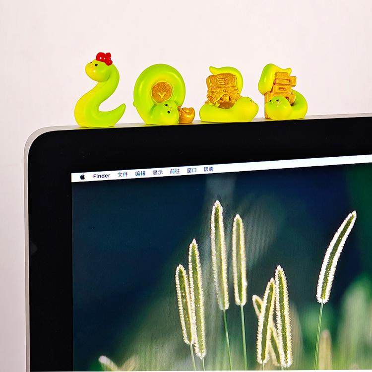 新年暴富蛇年电脑桌面装饰摆件办公室工位显示器玩偶公仔春节饰品