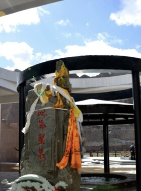 凝天地精华被誉为冰山甘露人间圣水饮一口涤净身心，纳山川祥瑞