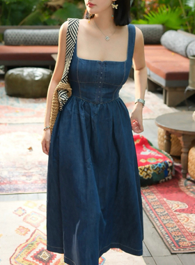 雪绿 复古REF 版型佳大方领软牛仔蓝排扣束腰吊带连衣裙