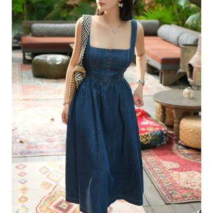 雪绿 复古REF 版型佳大方领软牛仔蓝排扣束腰吊带连衣裙