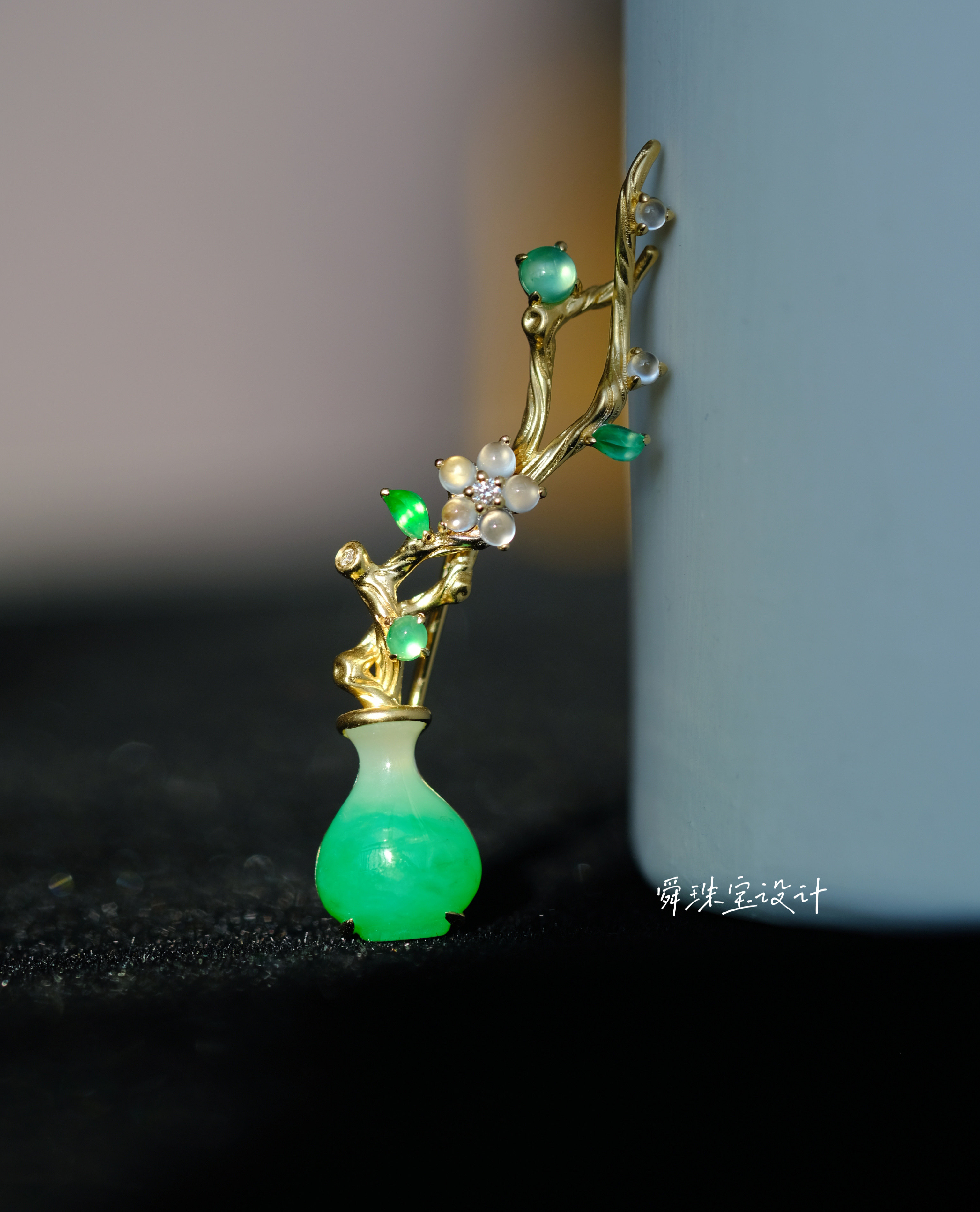 原创18k金镶嵌天然冰种翡翠钻石花瓶胸针 花开富贵  舜珠宝设计