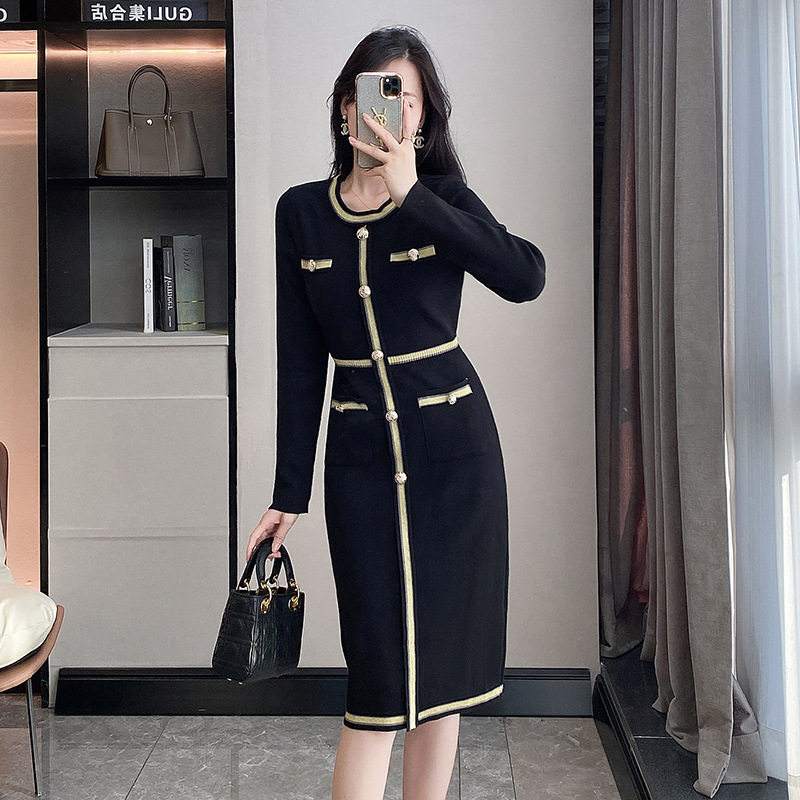 高级感秋冬装小香风长袖圆领针织连衣裙女复古赫本风毛衣小黑裙子
