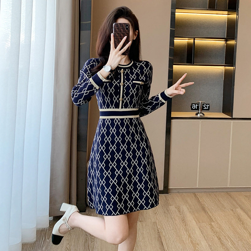 小香风针织连衣裙女2023秋季新款修身显瘦中长款高级感毛衣打底裙