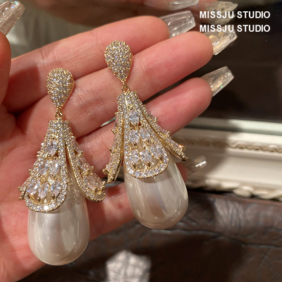 琚小姐金色花朵花瓣大珍珠耳环