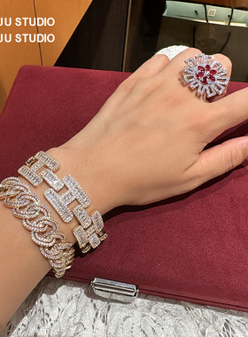 琚小姐宽版锁链链条镶钻手链