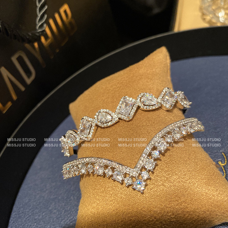 满钻V字手镯水滴方形锆石手饰百搭叠H戴婚礼奢华配饰开口手镯女