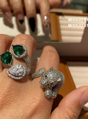 琚小姐铜材质豹子镶钻绿叶子戒指