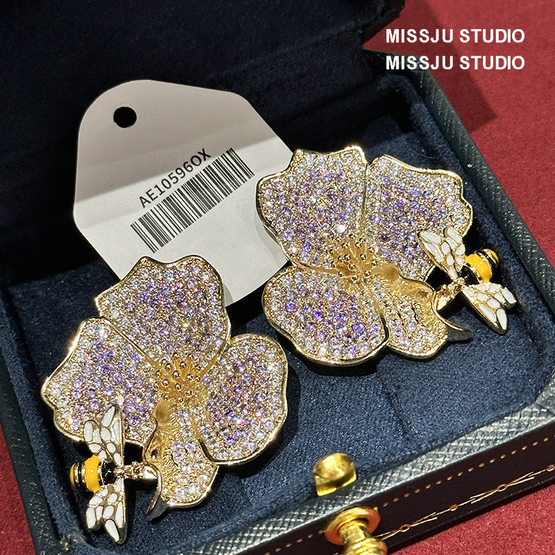 琚小姐花瓣花朵蜜蜂采花蜜耳环