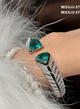 琚小姐三角形绿钻手镯耳环戒指