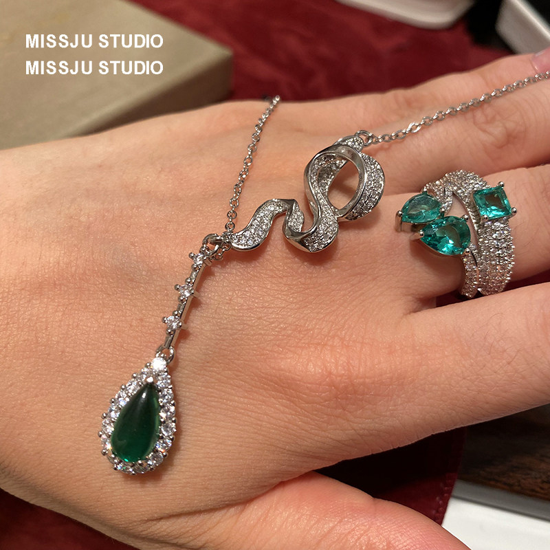 复古祖母绿水滴丝带项链女优雅锁骨链绿宝石水晶短款轻奢个性小众