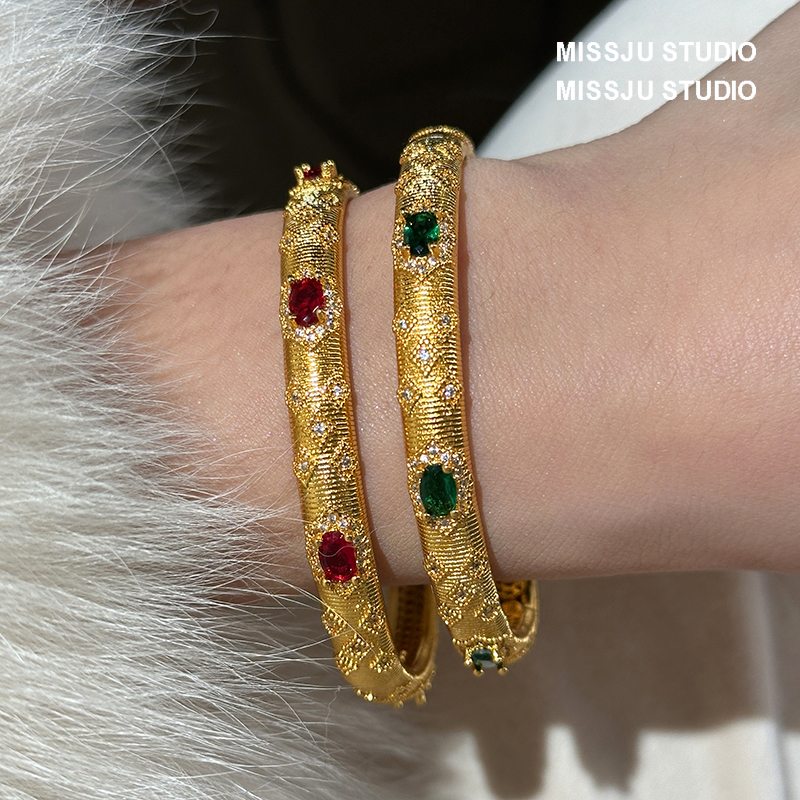 菱格纹镶彩钻仿黄金手镯女经典大气金店同款送节日礼物奢华感