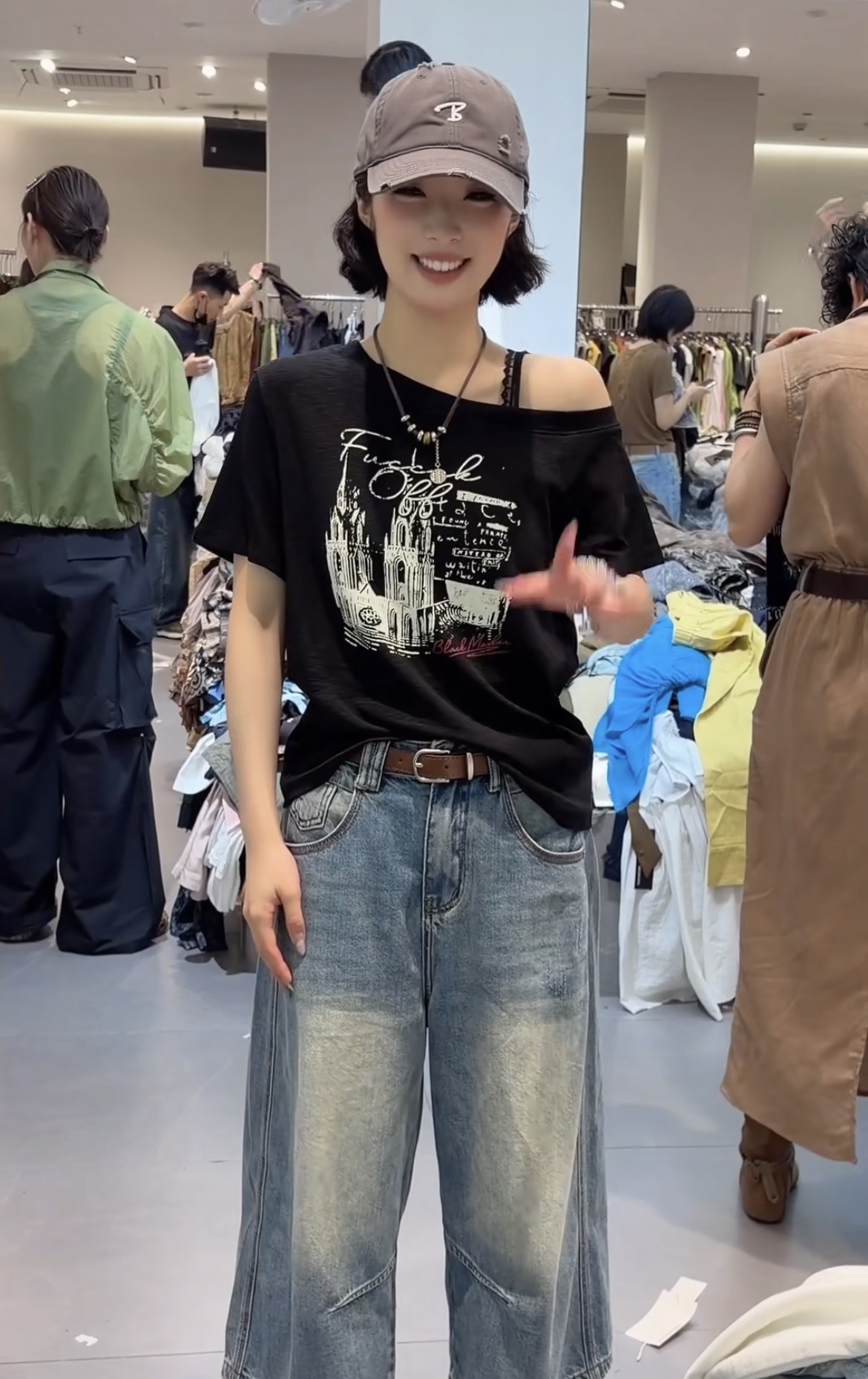 设计感侧边漏肩蕾丝吊带T恤女欧洲站2026夏 新款城市字母洋气上衣