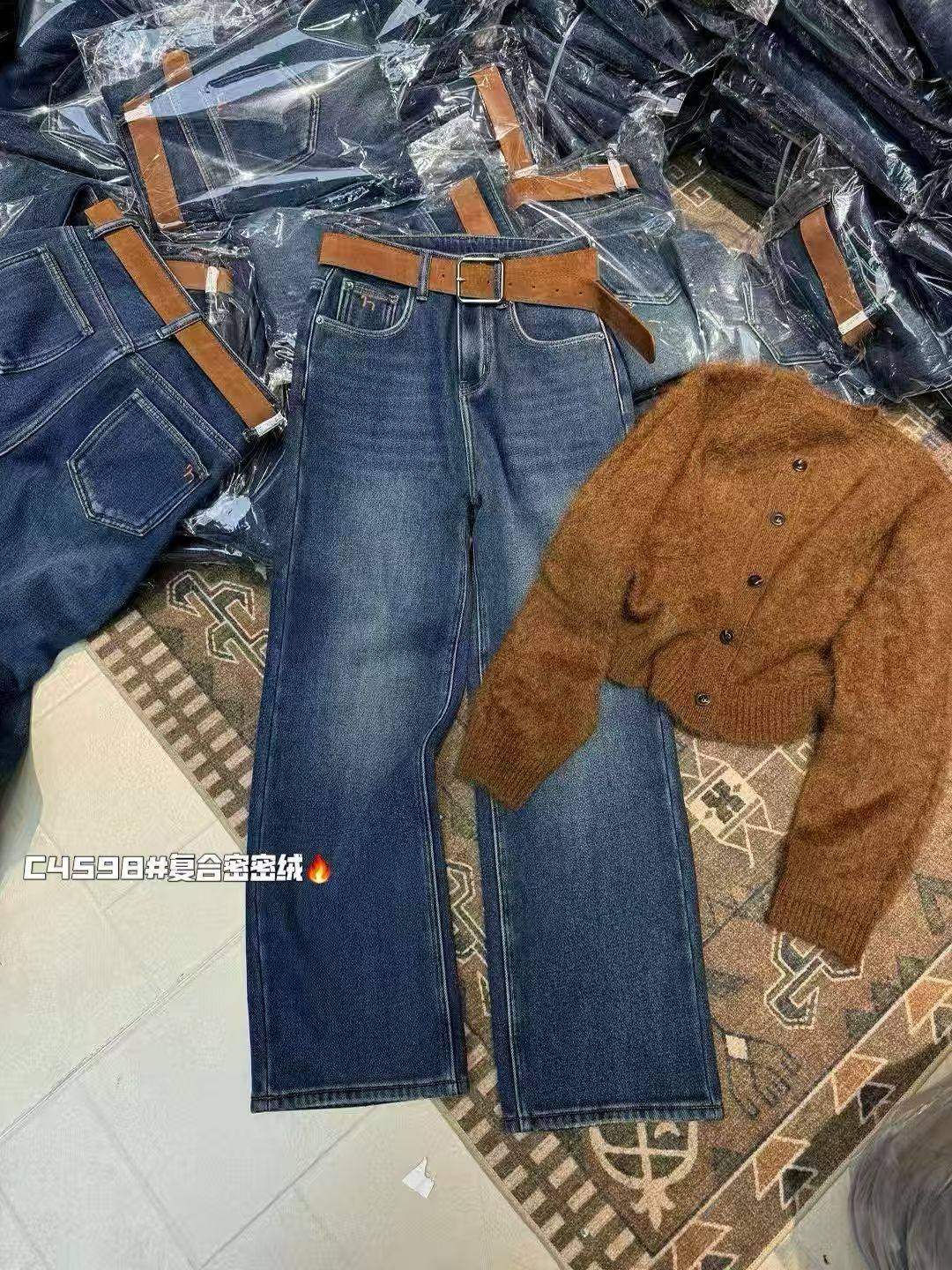 高端欧货2025冬季刺绣高腰显瘦百搭加密密绒窄版直筒牛仔裤女长裤