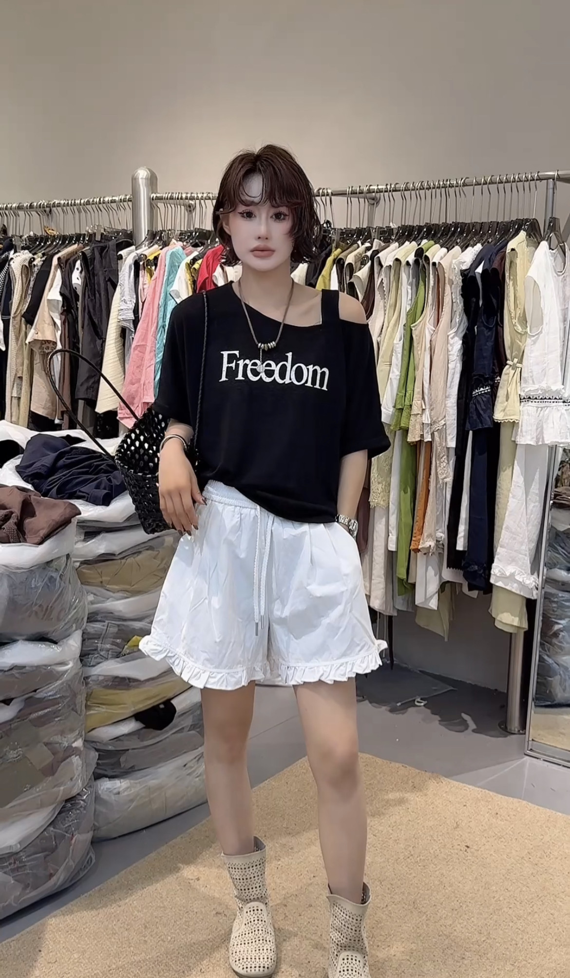 设计感侧边漏肩吊带字母T恤女欧洲站2026年夏季新款洋气显瘦上衣