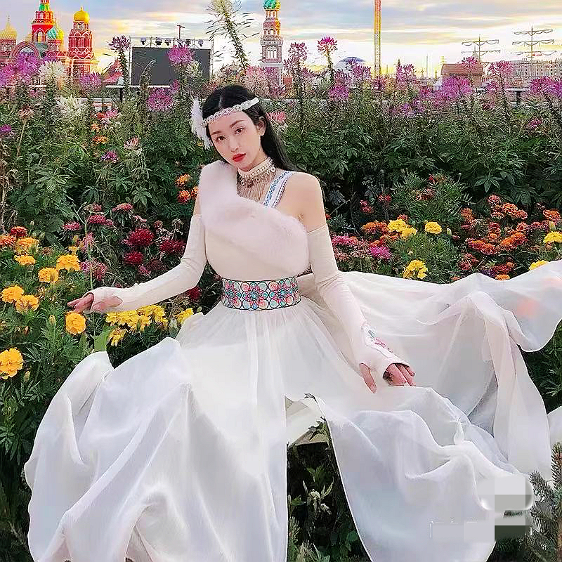 白色民族风吊带连衣裙