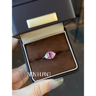 NITIN HUANG霓町培育粉色蓝宝石枕形三石戒指2ct通体925纯银镀金