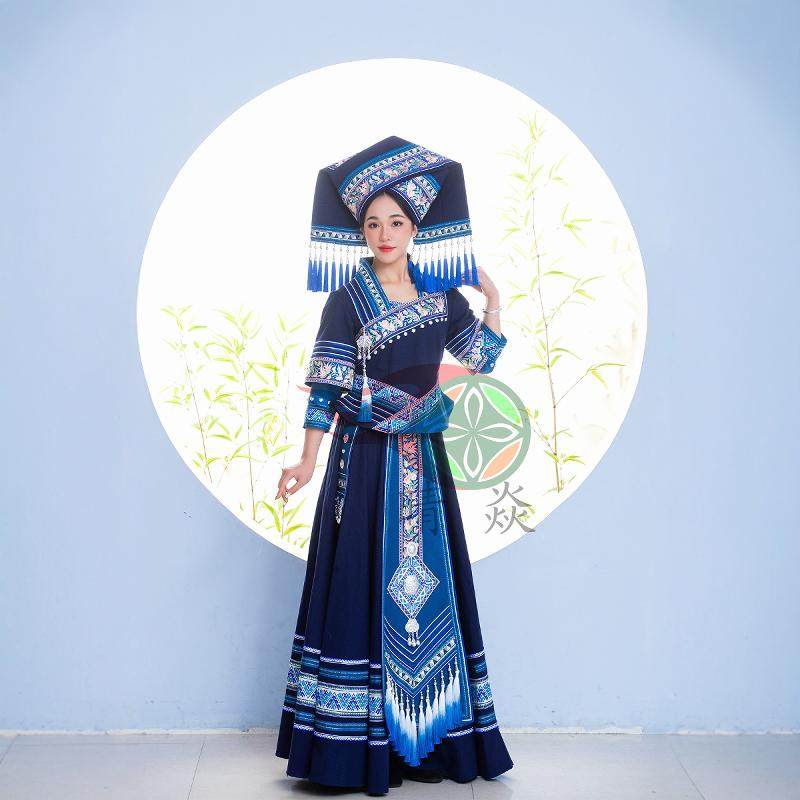 晴焱民族服装定制壮族女款藏蓝色长裙刺绣旅拍女表演出摄影服饰