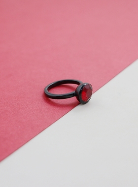 外贸欧美简约黑色戒圈红宝石戒指精致气质时尚百搭个性独特设计