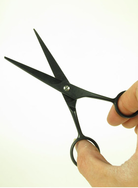 化妆师最爱 磨砂黑色小剪刀 美目贴直剪刀 不沾剪刀 超好用！