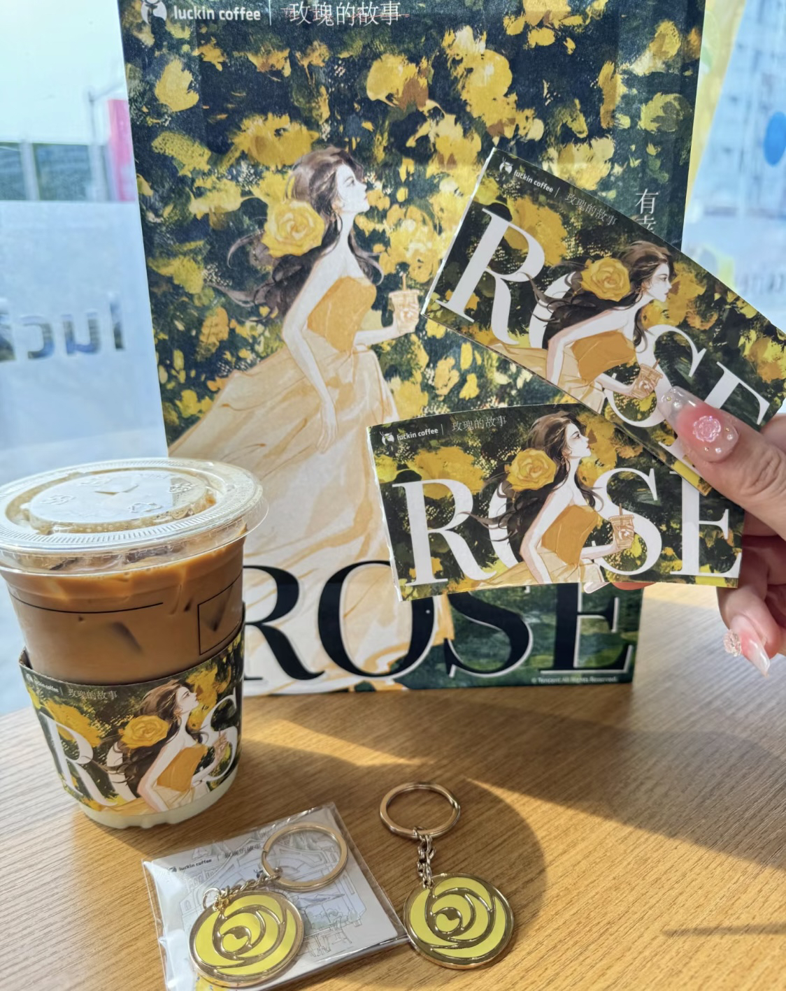 瑞幸玫瑰的故事联名钥匙扣猫和老鼠联名徽章纸袋杯套贴纸周边