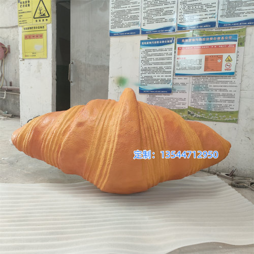 面包店美陈装饰道具可颂灯箱模型玻璃钢雕塑透光牛角包造型定制