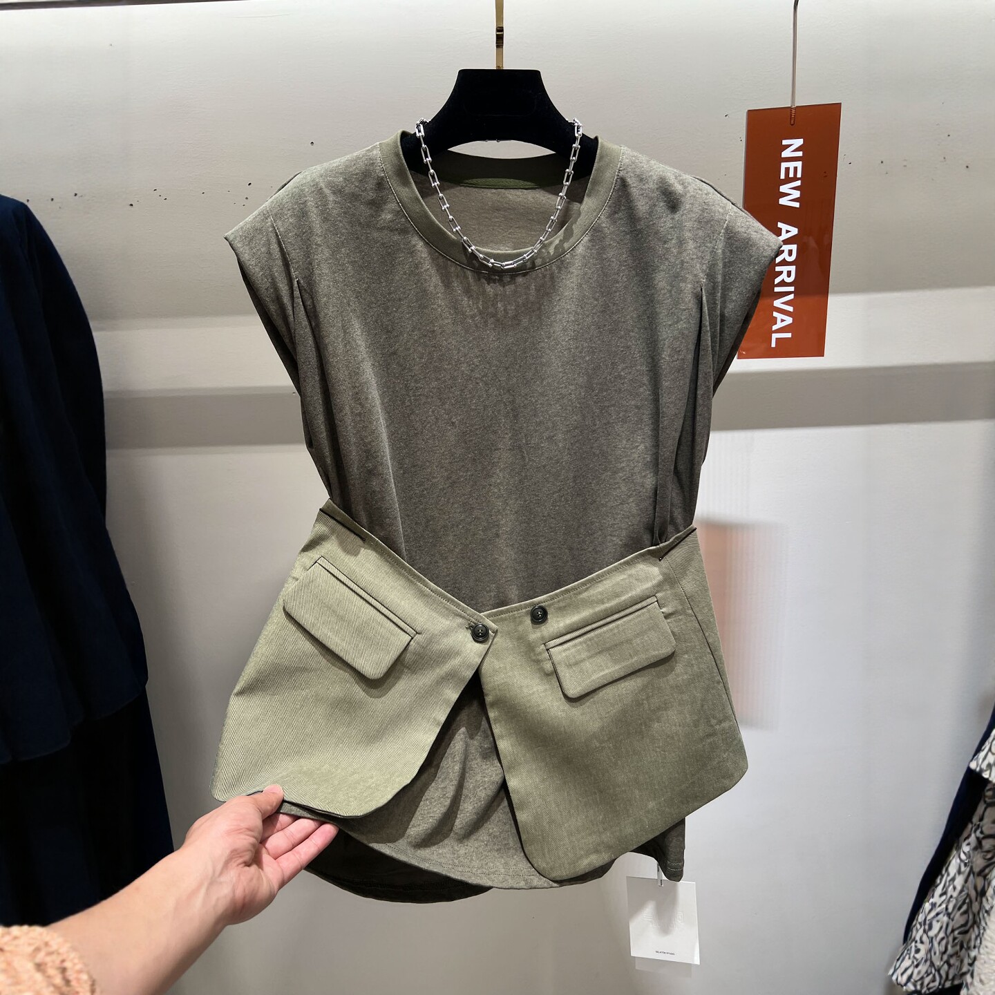欧韩高端垫肩圆领无袖坎肩背心T恤女搭配西装皮帘时尚两件套女夏