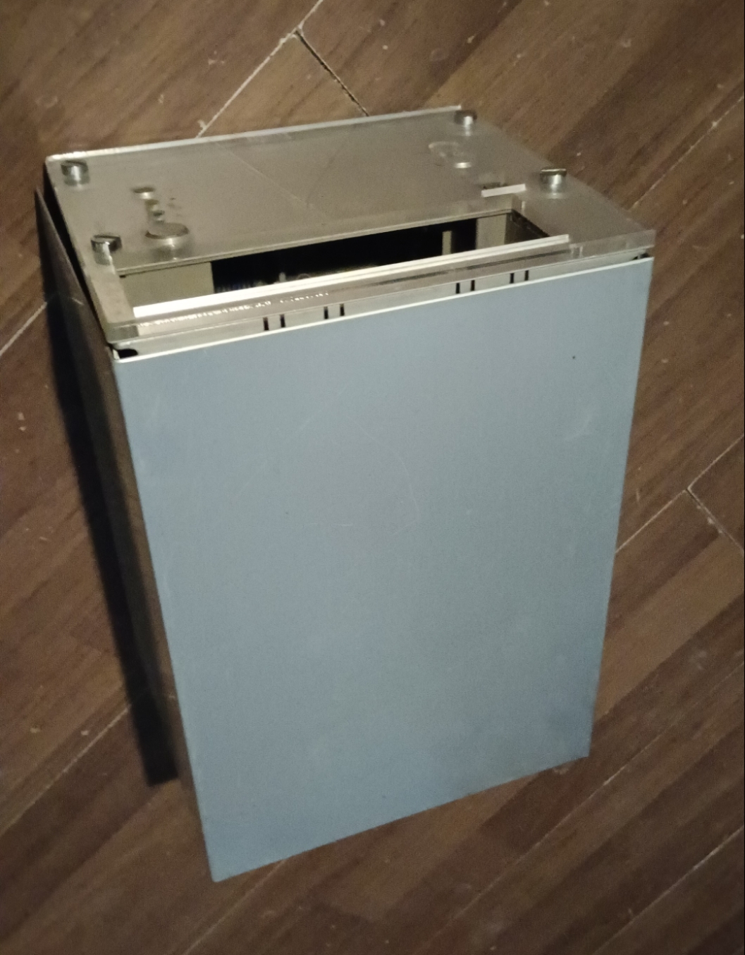 小机箱带一个iwill 845G 478 2.8 512 400 cpu 测好的,27*19*16.5