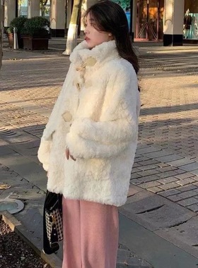白色羊羔绒外套女皮毛一体2024秋冬高级感牛角扣鹿皮绒羊羔毛上衣