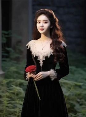 赫本风黑色丝绒连衣裙女秋冬新款法式复古气质收腰显瘦内搭长裙子