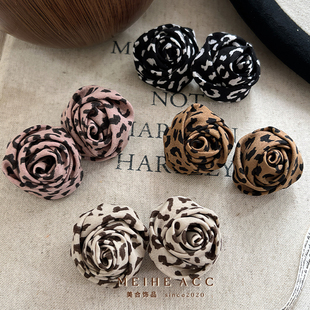 豹纹与玫瑰 感秋冬耳环 欧美独特野性豹纹玫瑰花手工布艺耳钉时尚