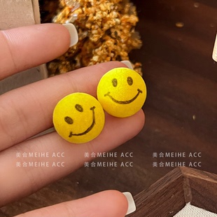 笑一笑算了~韩系独特个性微笑表情丝绒黄色圆球耳钉秋冬毛耳环女