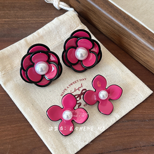 浪漫瑰语~法式温柔玫瑰红色山茶花珍珠耳钉轻巧亚克力花瓣耳环饰