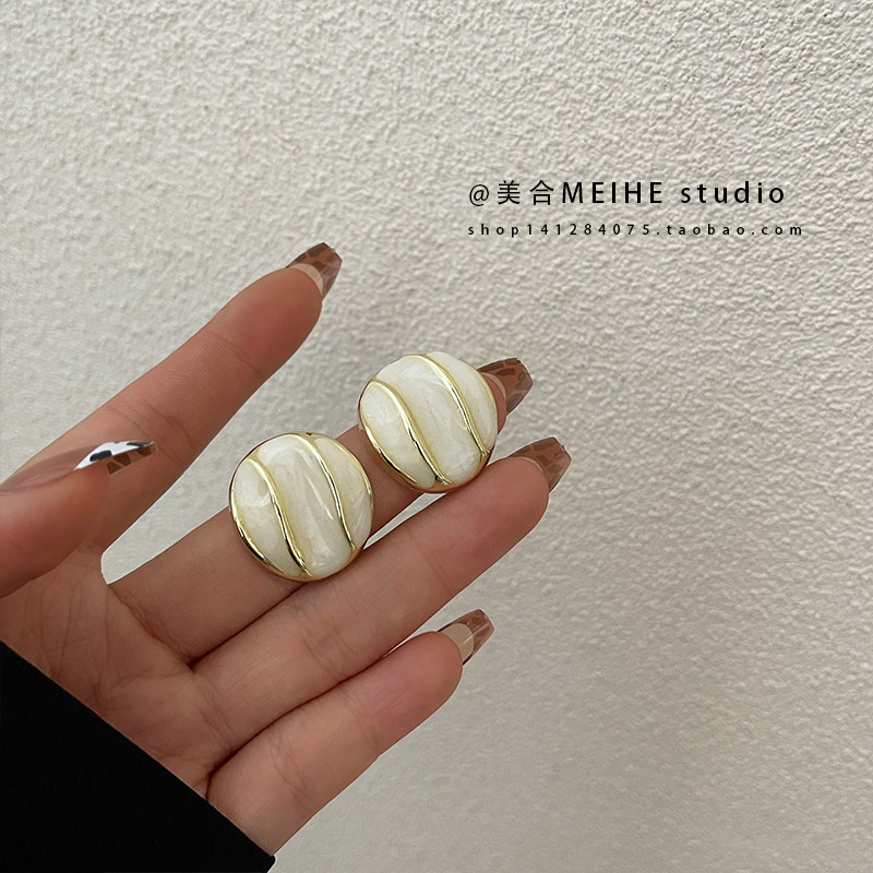 淑女气质款波浪线条法式鎏金贝母