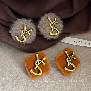 冬日氛围 高级轻奢秋冬咖色毛绒字母耳环美拉德潮流休闲夸张耳饰