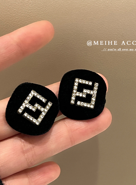 富家千金范~植绒黑色FF字圆形耳环高级质感秋冬毛绒不规则耳钉女