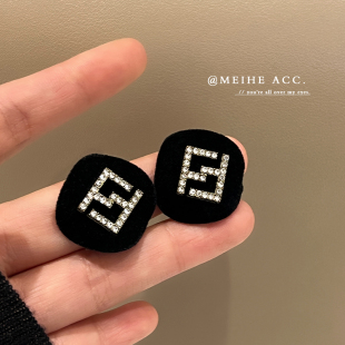 富家千金范 植绒黑色FF字圆形耳环高级质感秋冬毛绒不规则耳钉女