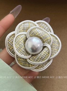 一抹绿画成夏~韩版气质珍珠山茶花胸针立体花朵高级感小香风配饰