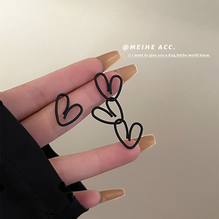 你喜欢黑色吗？左右ab款镂空黑色爱心耳环女不对称设计心流苏耳钉