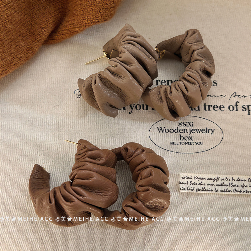 大地摩卡棕~高档手工仿皮褶皱宽C圈耳环冬复古美拉德大气几何耳钉