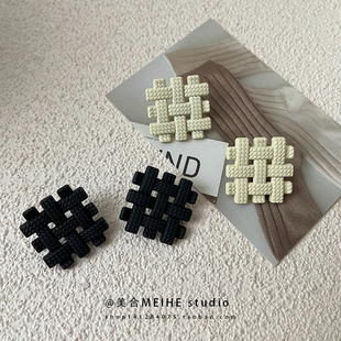 酷黑白網(wǎng)格方形耳釘2021年新款 時(shí)尚 潮簡約百搭合金復(fù)古幾何形耳環(huán)