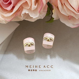 香气女神 仙气质滴油字母弧形耳钉轻奢精致通勤简约耳环耳饰 法式