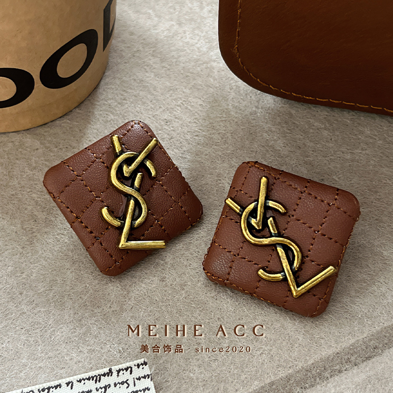 复古画报~秋冬美拉德棕色格纹纽扣字母夸张大方形耳钉爆款耳环女