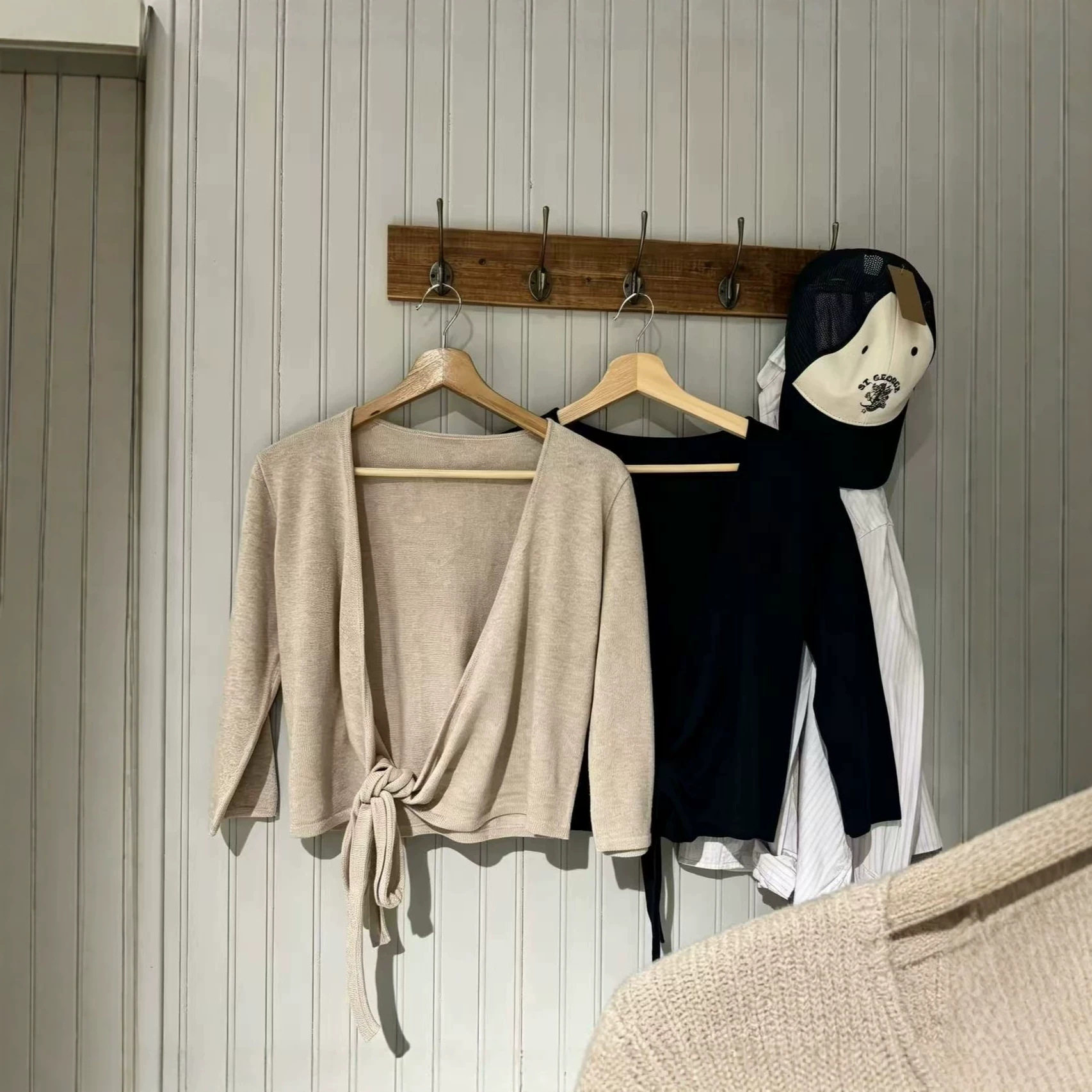 小海鸥燕麦色辣妹针织开衫