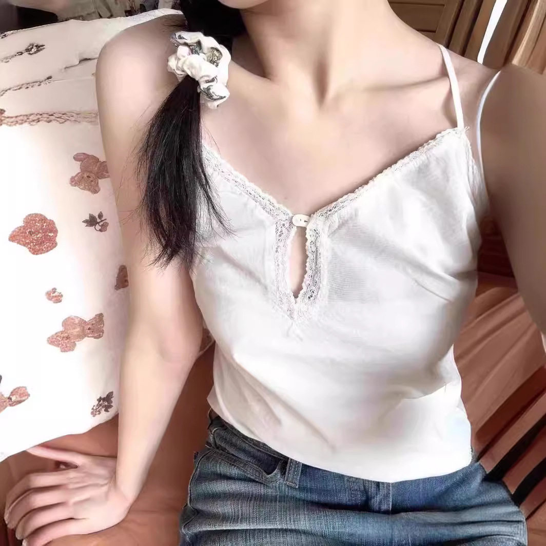 小海鸥白色蕾丝V领辣妹背心