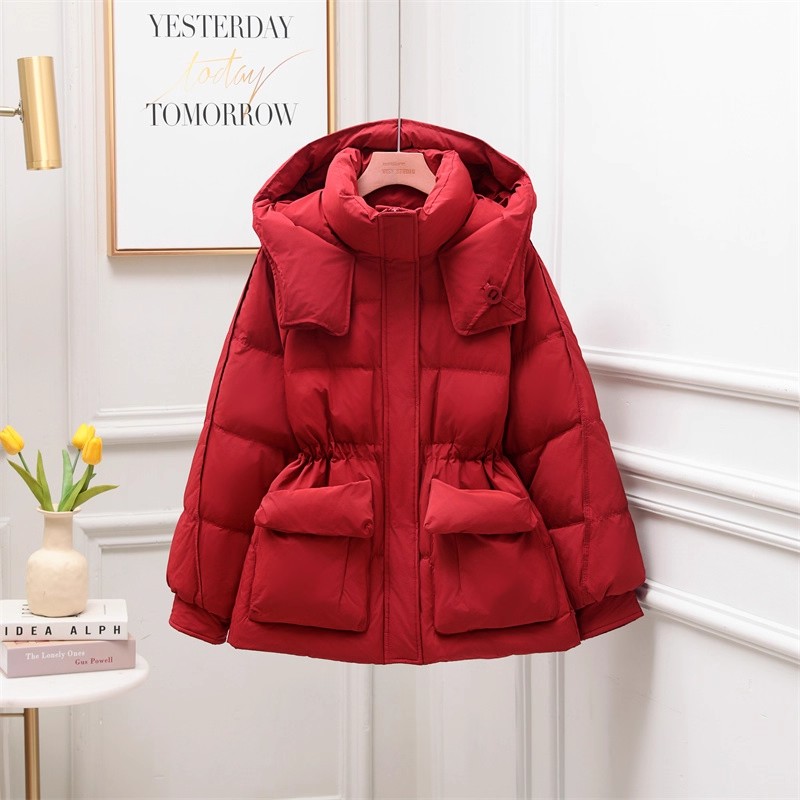 红色羽绒服女中款2025冬装新款小个子加厚宽松收腰连帽大口袋外套