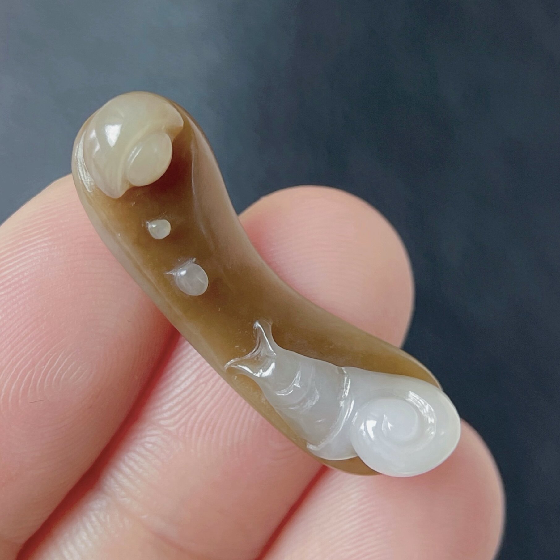 可言坊天然和田玉焦糖羊脂白手雕精美小蘑菇蜗牛包项链挂坠件